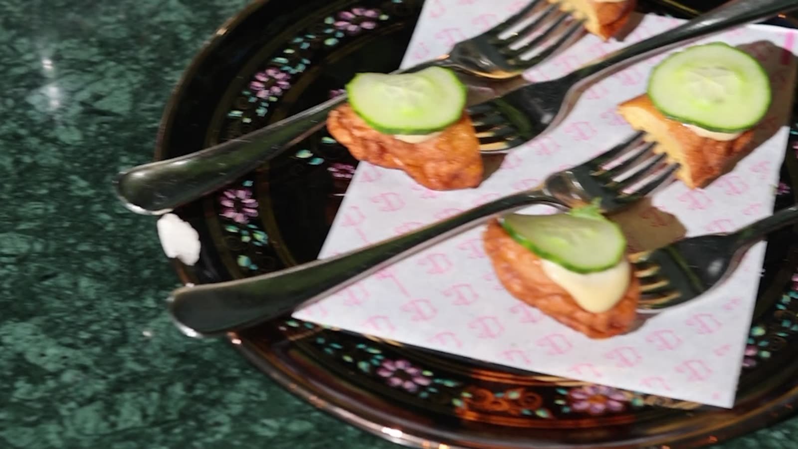 Små snacks med agurk på et blomstrete fat