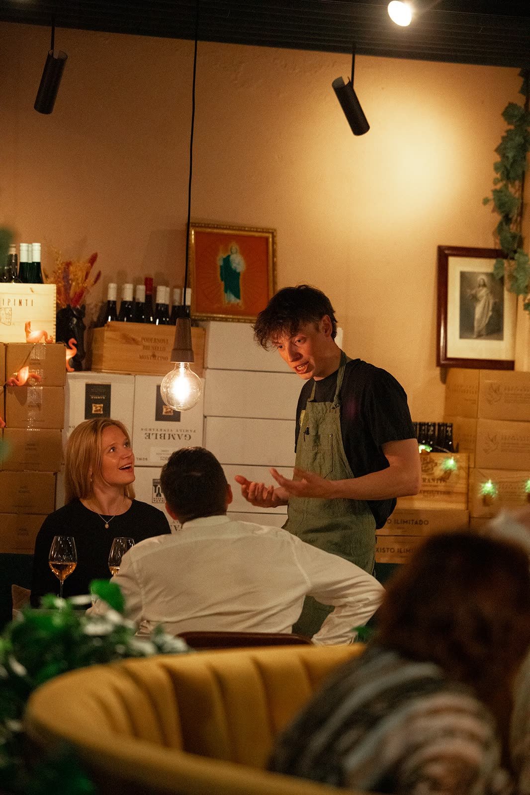 Gjester ved bordene i restauranten en travel kveld