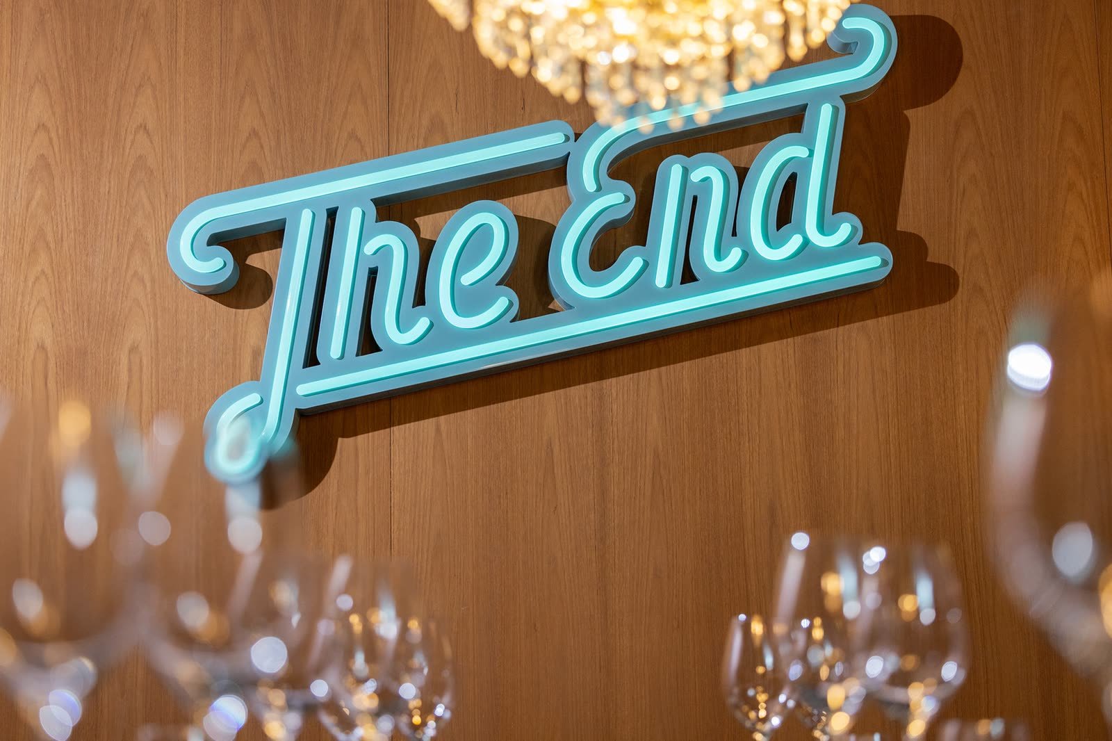 Neonskiltet «The End» lyser på treveggen i det hemmelige rommet
